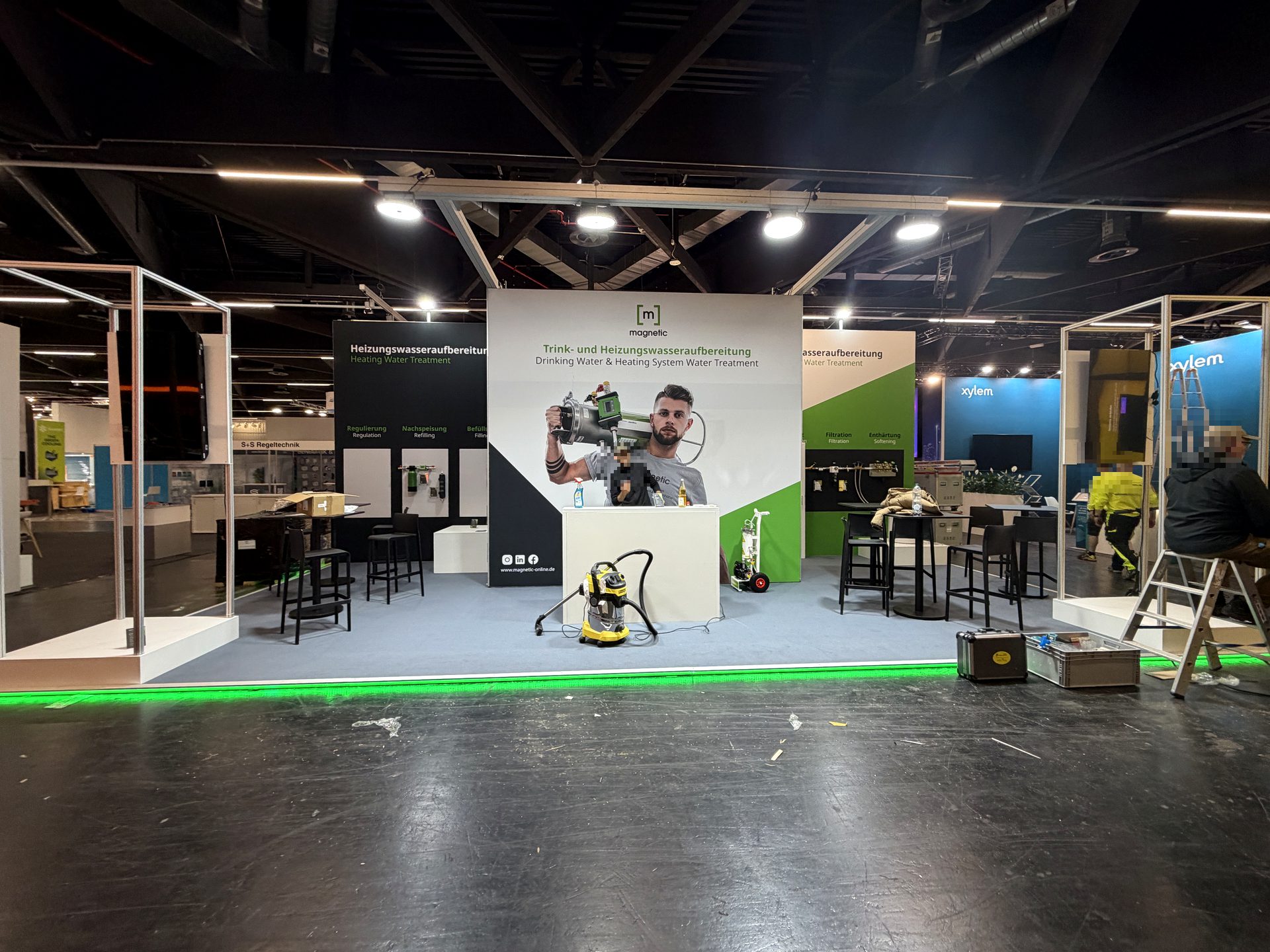 Messestand im Aufbau mit Theke und Grafikwänden