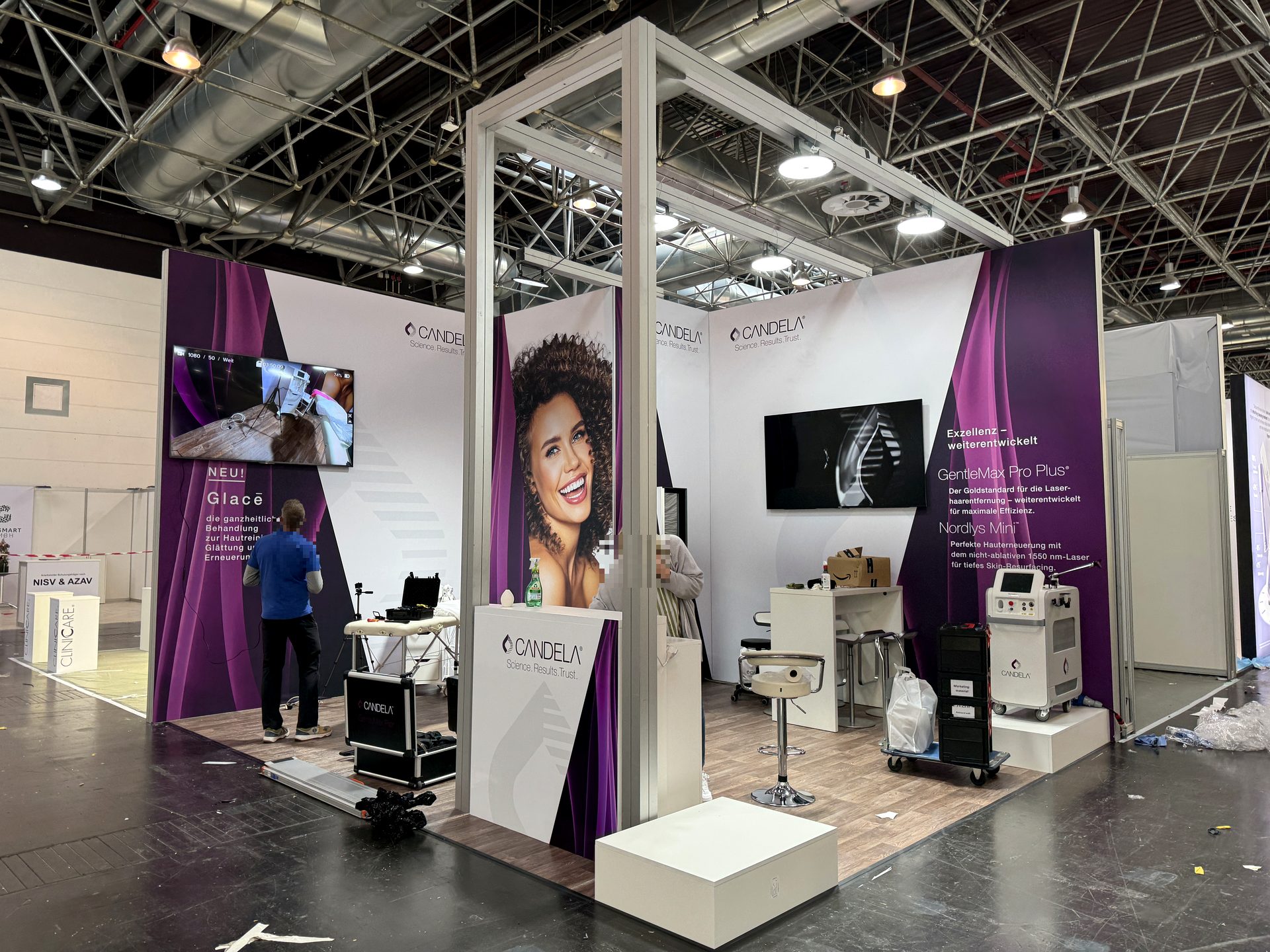 Messestand für Medizintechnik mit violetten Grafikwänden
