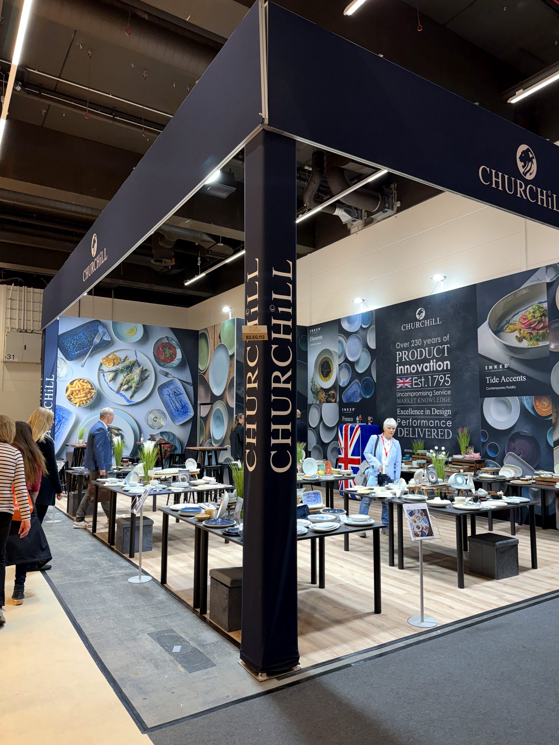 Churchill-Messestand mit gedeckten Präsentationstischen