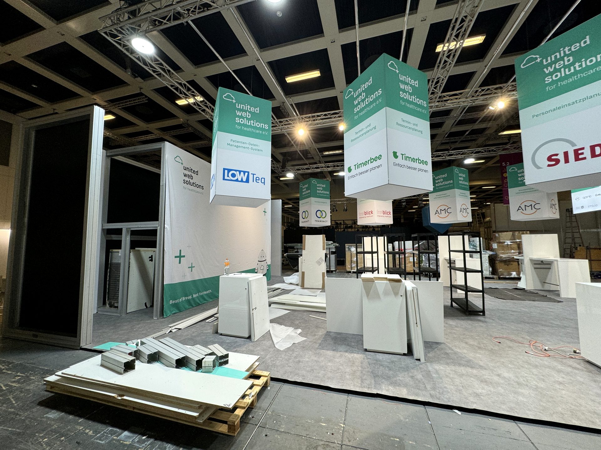 Cortec-Messestand mit Holzlattenwand im Aufbau