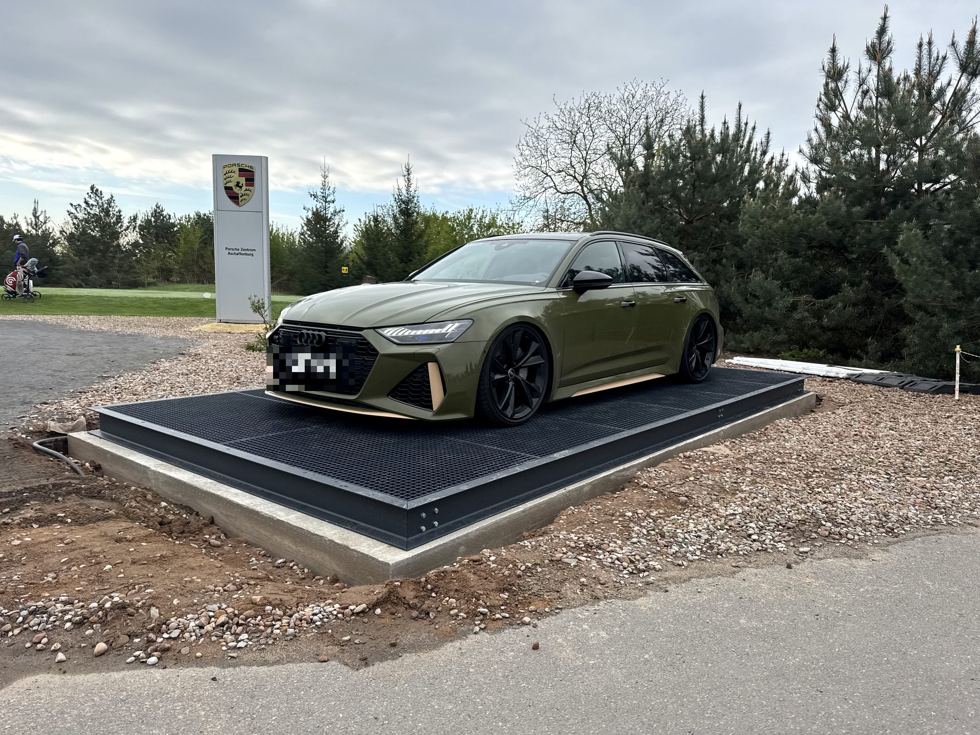 Autopodest aus Stahl mit Audi RS6 vor dem Porsche Zentrum