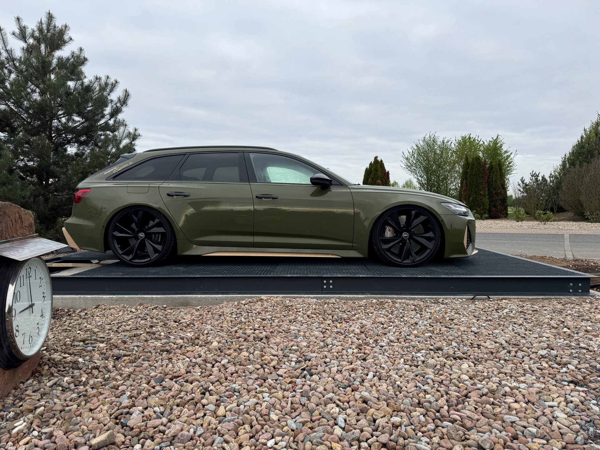 Audi RS6 mit Folierung in Olivgrün auf Präsentationsplattform