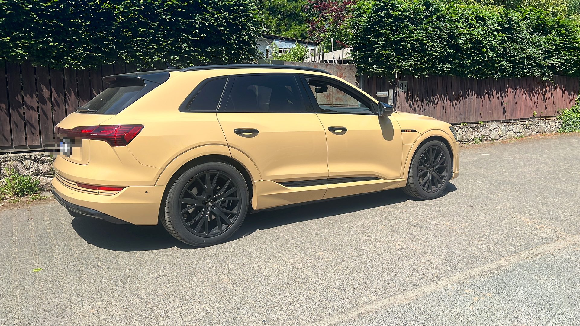 Audi e-tron mit Vollfolierung in Sandbeige